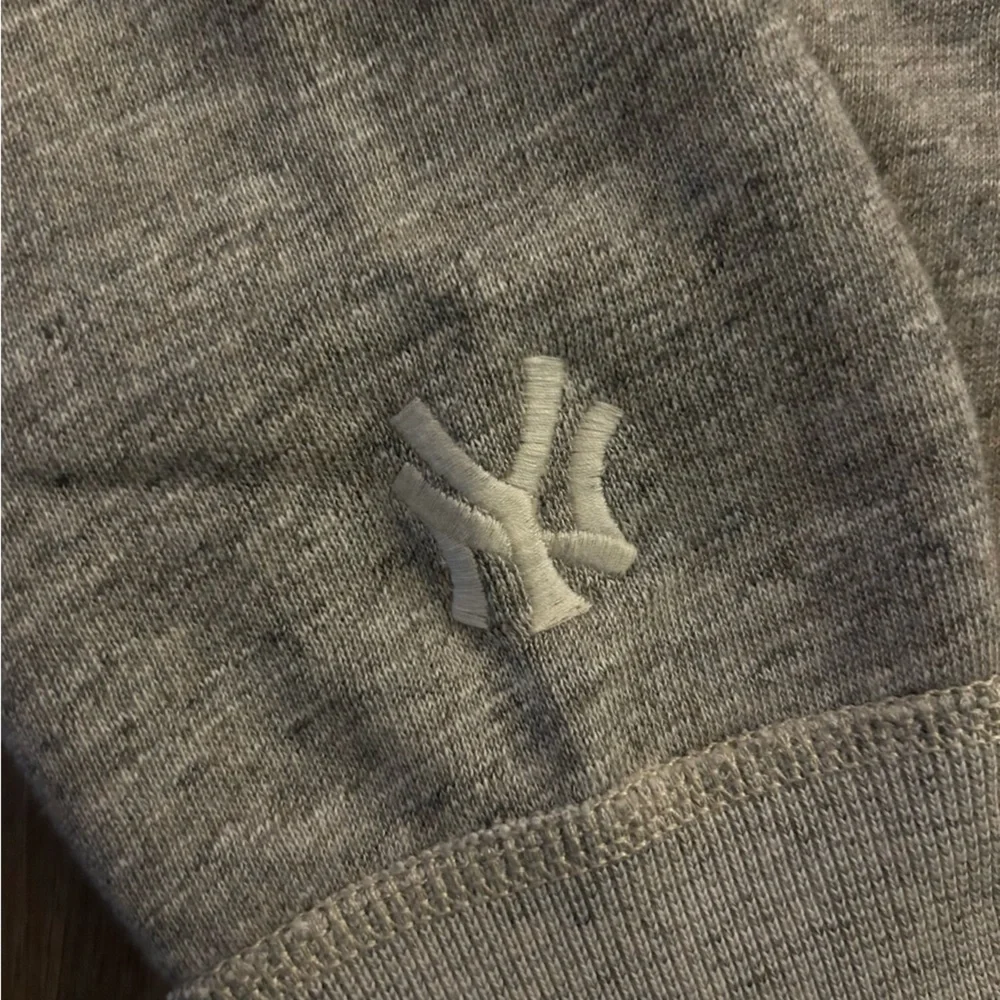 Polo Ralph Lauren | New York Yankees Crewneck Sweatshirt Loft Grey (Small) - Picture 9 of 16